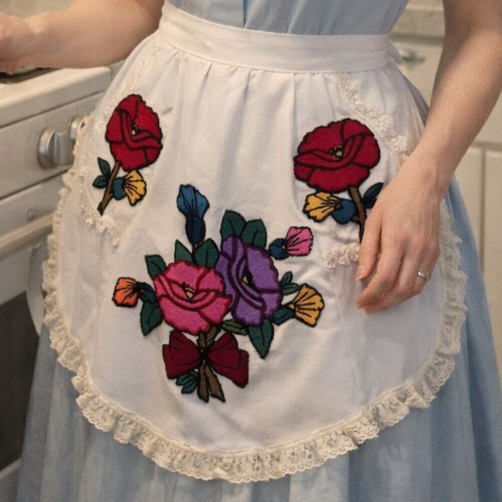 VINTAGE Floral Embroidered White Apron with Off-White Lace Trim